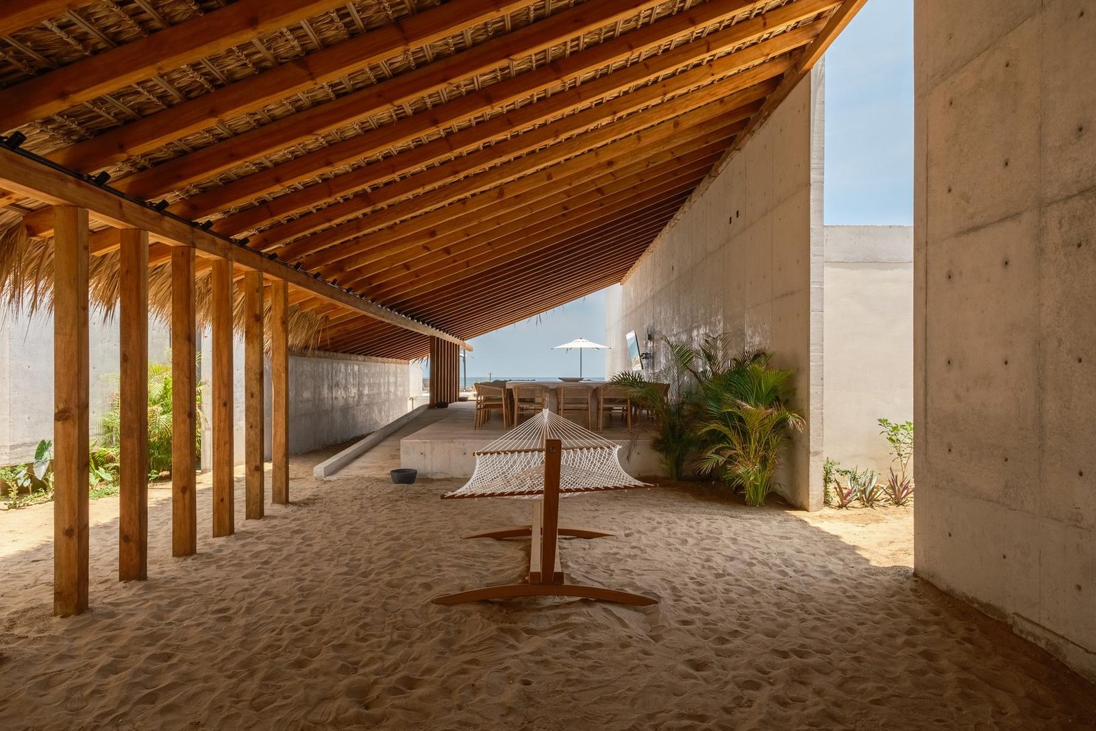 Bajo la palapa frente a la arena